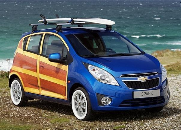 Surfin USA: Der Spark Woody Wagon, eine Einzelanfertigung auf Basis des Chevrolet Spark Supermini, ist ein Fahrzeug aus der im letzten Jahr ins Leben gerufenen „Art Spark“-Serie. Foto: Chevrolet/Auto-Reporter.NET